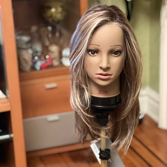 Raquel Welch Wigs - Scene Stealer in color shaded cappuccino - Picture 3 of 10